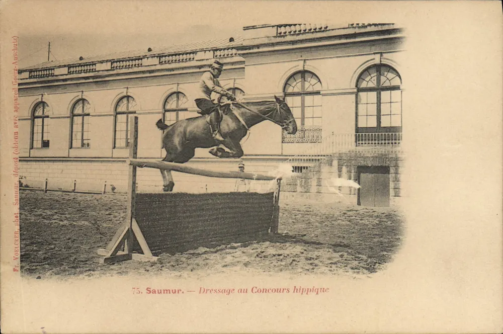 Saumur — Dressage beim Pferdesportwettbewerb — Gavez-Auschut - Vorderseite