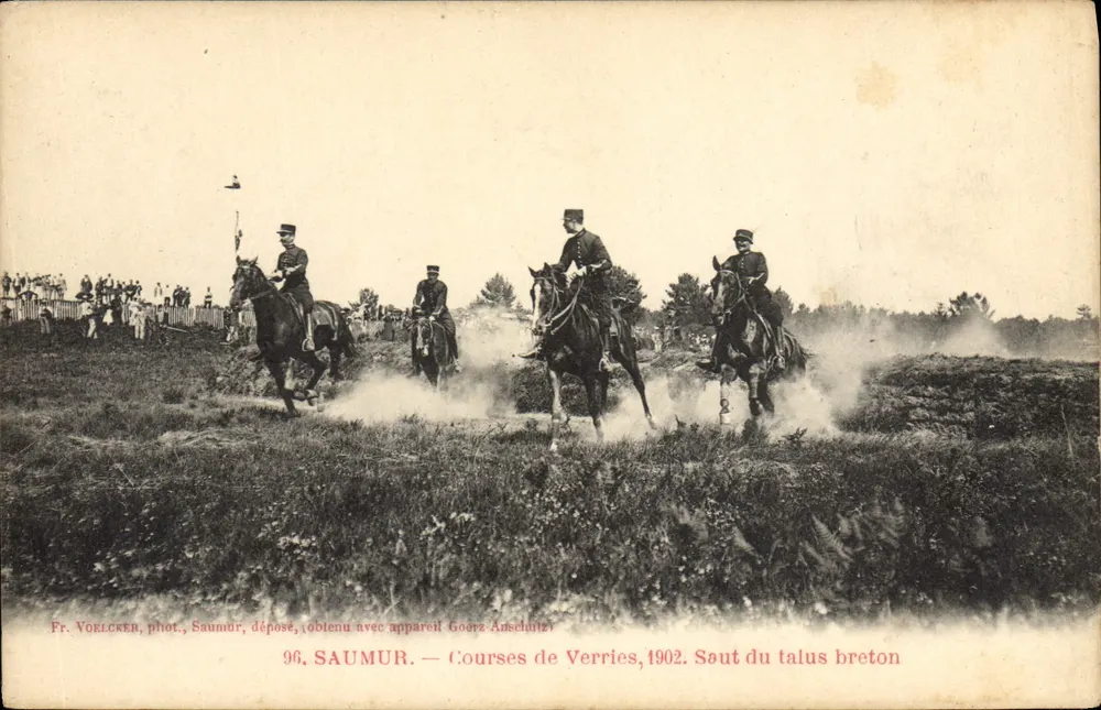 Pferderennen — Sprung über den Bretton-Hügel — Fr. Vorlcker, phot. Saumur, n°96 - Vorderseite