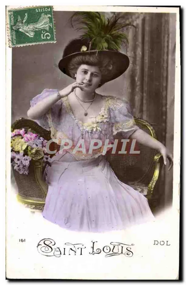 Saint Louis — jovem mulher em vestido lilás e chapéu de penas — editada por DOL - Frente