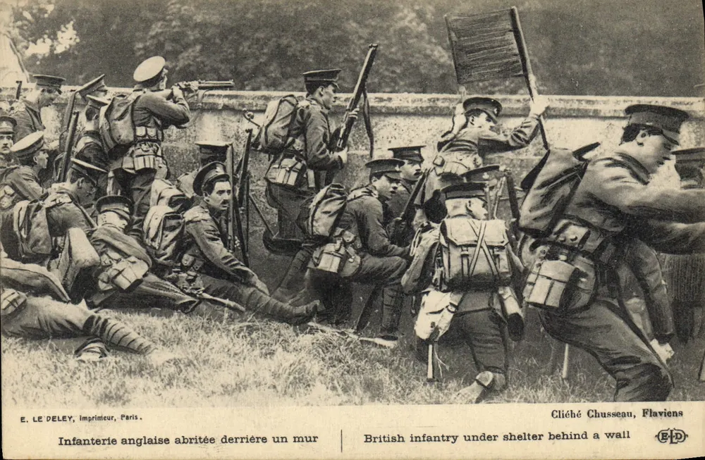 Englische Infanterie, die sich hinter einer Mauer in Deckung beibt — E. Le Deley, Drucker, Paris — Serie nicht sichtbar - Vorderseite