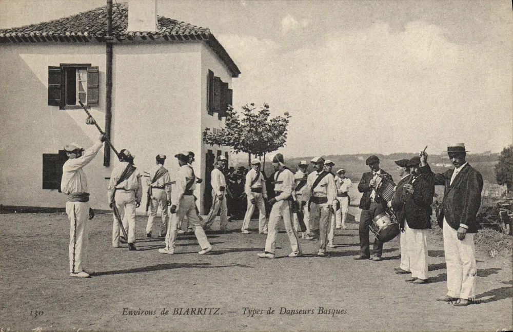 Environs de BIARRITZ — Tipos de Dançarinos Bascos - Frente