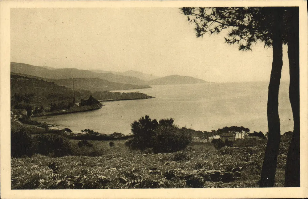 Corniche dos Maures (Var) — A Costa vista dos Coteaux de Saint Clair — Edição Lugon, Le Lavandou - Frente