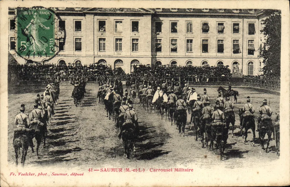 Saumur (M.-et-L.) — Carrossel Militar — Fr. Voelcker, fot. Saumur, depositado - Frente