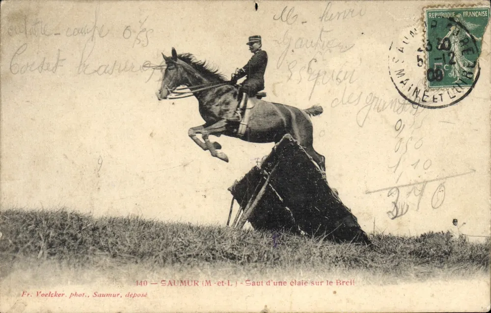 Sprung eines Reiters über den Breuil — Saumur (M.-et-L.) — Fr. Voelcker fot., Saumur, abgelegt - Vorderseite