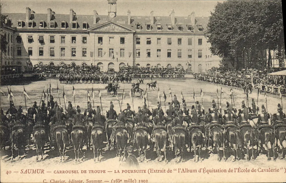 Saumur — Karussell einer Truppe — Die Verfolgung — Ausschnitt aus dem Reitbuch der Kavallerieschule — C. Charier, Verleger, Saumur — (165.000) 1902 - Vorderseite