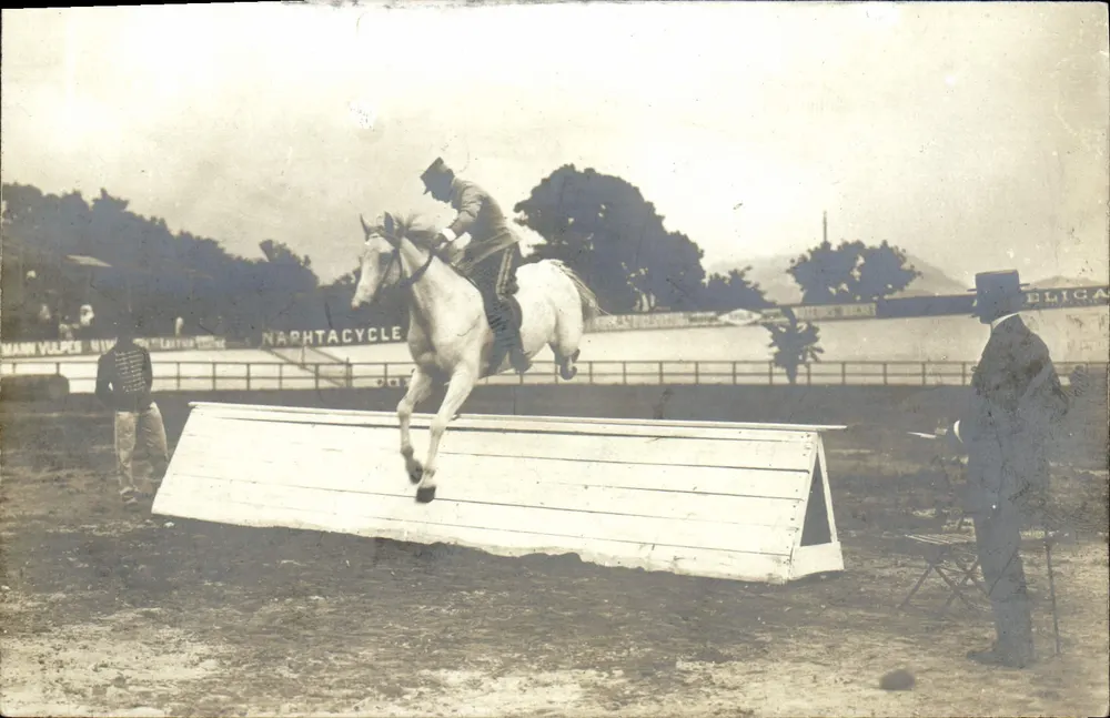 Salto de um cavaleiro sobre um cavalo branco — prova de equitação — editor R. Gruftlenthal, Paris - Frente