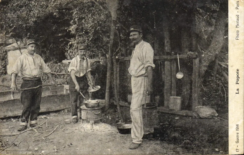 Soldados na cozinha de campo - Paris - Foto Werlaud - La Popote - 17 - Guerra 1914 - Frente