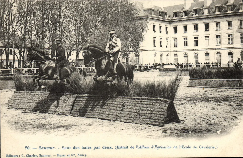 Saumur - Sprung über Hecken durch zwei — Auszug aus dem Reitbuch der Kavallerieschule — Verleger G. Charier, Saumur — Royer et Cie, Nancy - Vorderseite