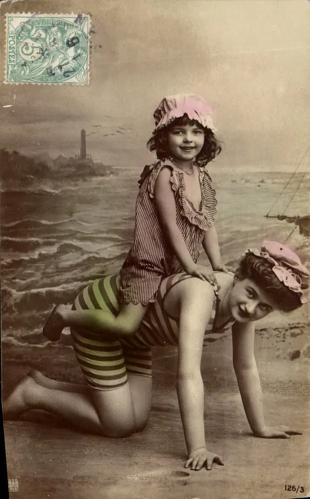 Zwei junge Mädchen in Badeanzügen — Strandbild mit Leuchtturm — Verlag '126/3' - Vorderseite