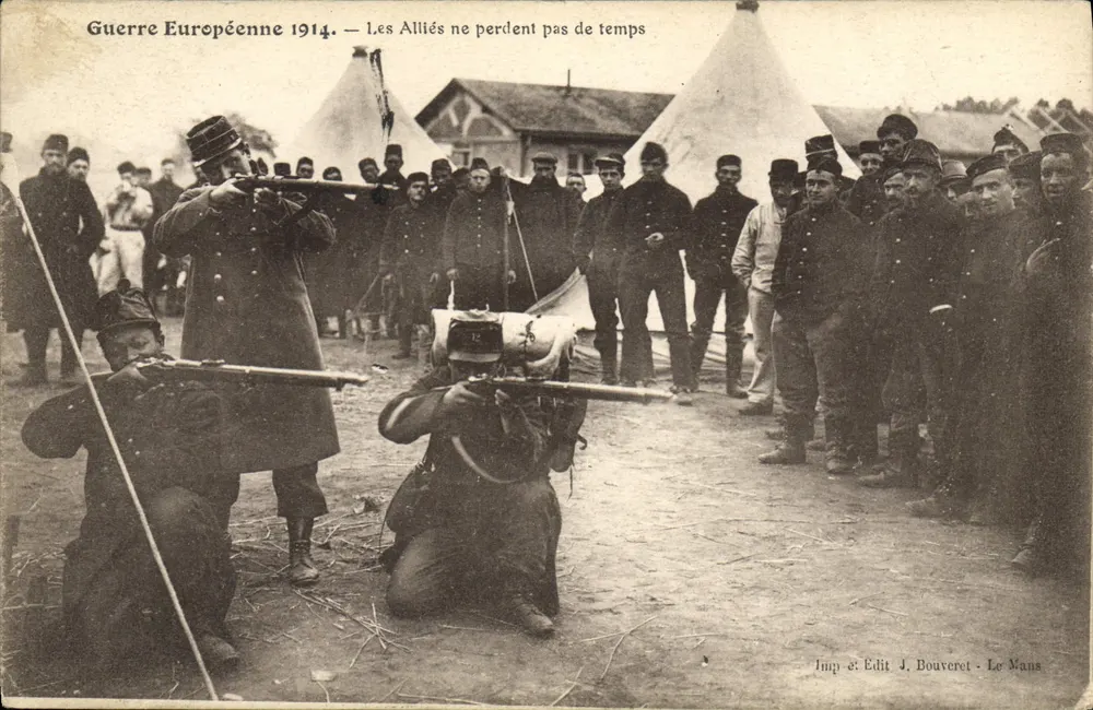 Soldados franceses em exercício — Guerra Europeia 1914 — Imp & Edit J. Bouveret - Le Mans - Frente