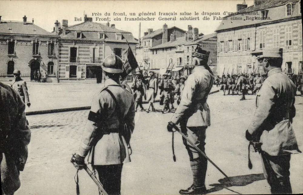 Nahe dem Front, ein französischer General verneigt sich vor der Fahne eines Regiments — bilingualer Text Französisch/Deutsch — - Vorderseite