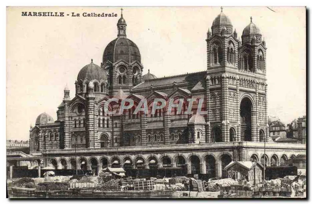 Marselha - A Catedral — vista da catedral Notre-Dame de la Major com seu portique e seus domos — editor não visível - Frente