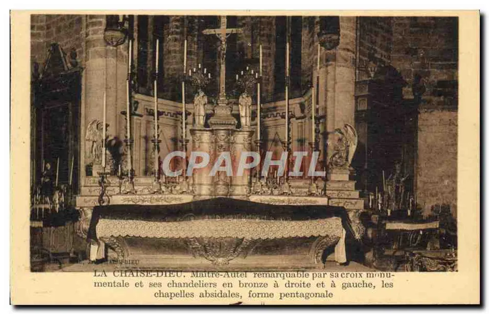 La Chaise-Dieu — Altar-mestre notável por sua cruz monumental e candelabros em bronze, forma pentagonal — editor não identificado - Frente