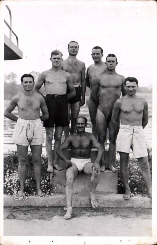 Gruppe von Schwimmern — Außenpool — Verlag nicht sichtbar - Vorderseite