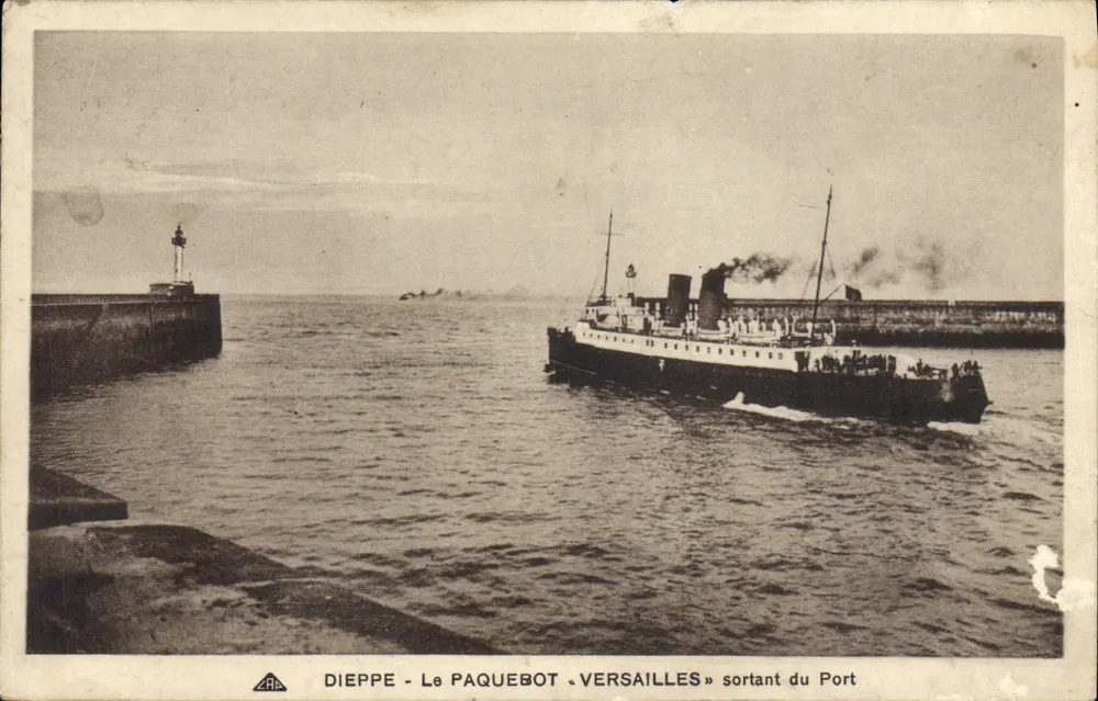 Dieppe - Le paquebot « Versailles » sortant du port — éditeur Cie des Arts Photomécaniques, Strasbourg - Recto