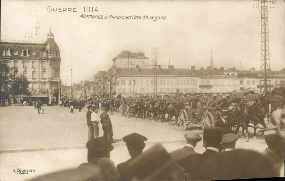 Deutsche in Amiens vor dem Bahnhof — Krieg 1914 — J. Courcier, Paris - Vorderseite