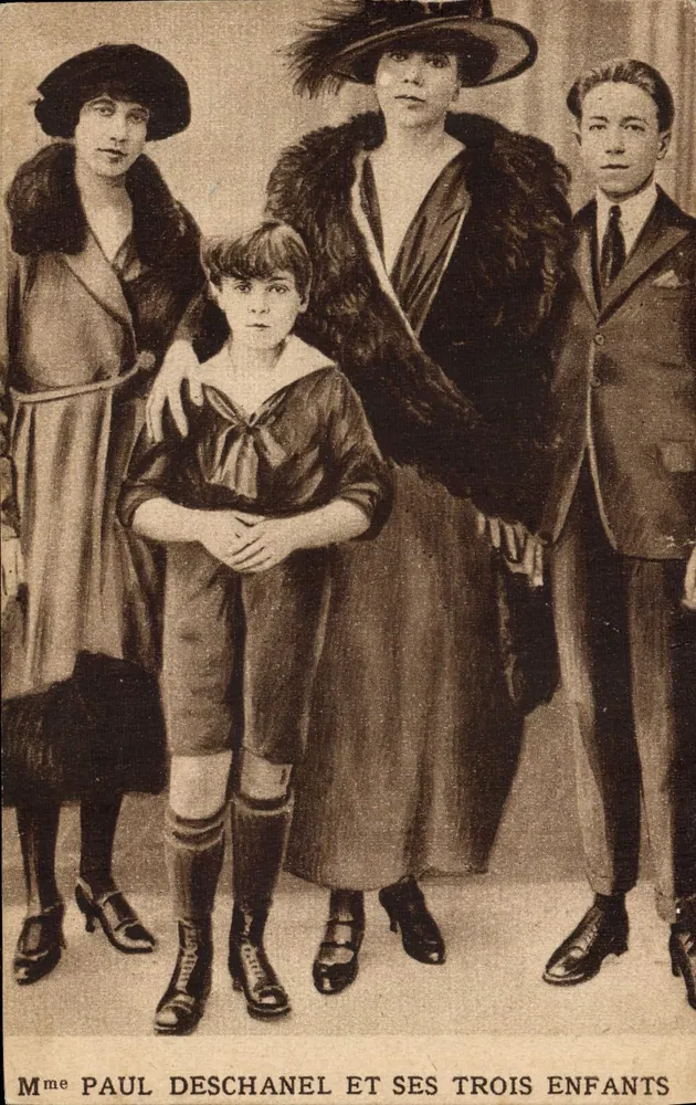 Frau Paul Deschanel und ihre drei Kinder — Private Collection von Herrn Guyot, Offizielle Zeitschrift, 1. Juli 1920, Seite 2602, Absatz 3631 - Vorderseite