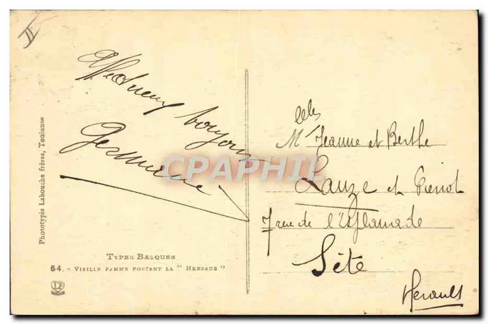 Alte Frau, die die "Herbade" trägt — Phototypie Labouche frères, n°54 - Rückseite