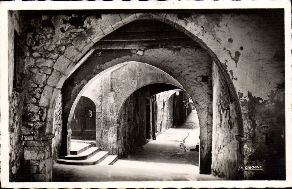 La Gigogne — Pflastergassen unter Steinbögen — Ausgabe 'La Gigogne' Nr. 06 - Vorderseite