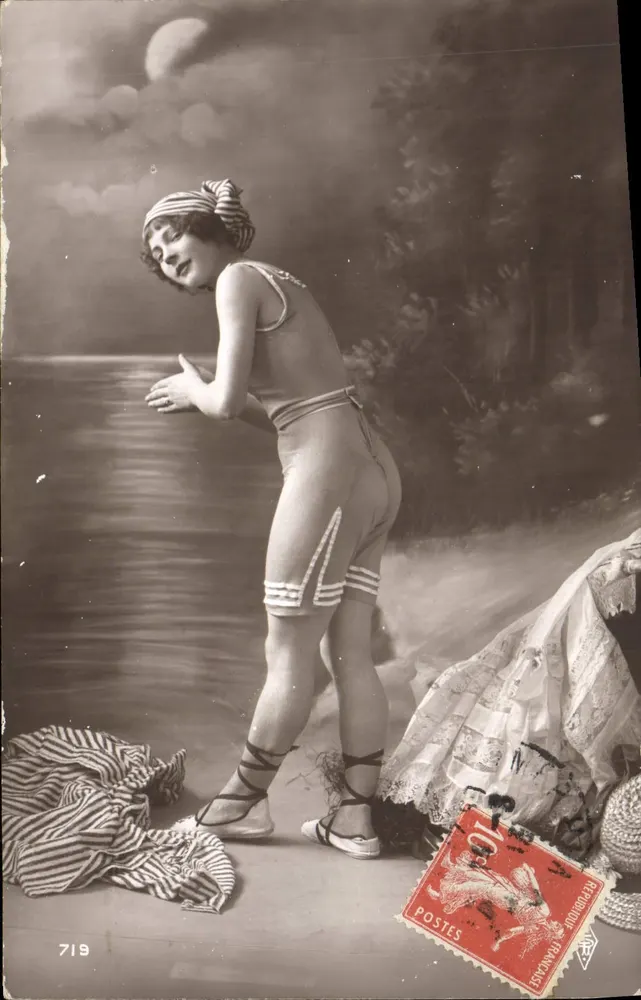 Frau im Badeanzug — Strandbild — anonymer Verleger, n° 719 - Vorderseite