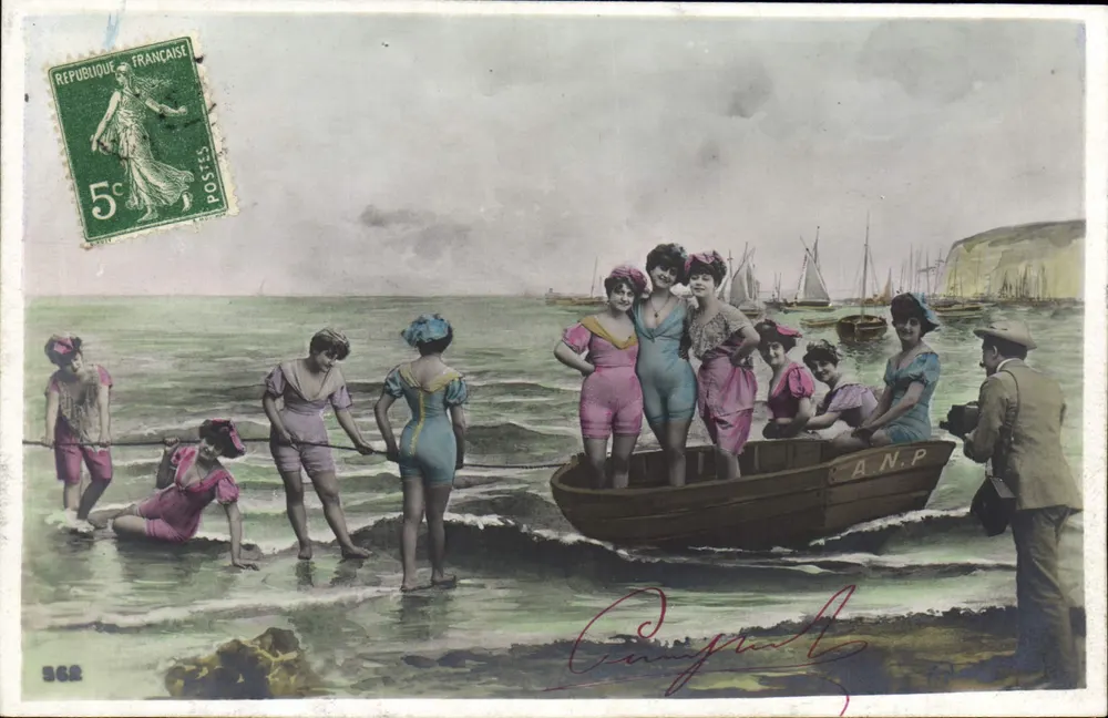 Frauen im Badeanzug — Strand und Boot — AN.P. — anonymer Verleger, Nr. 562 - Vorderseite