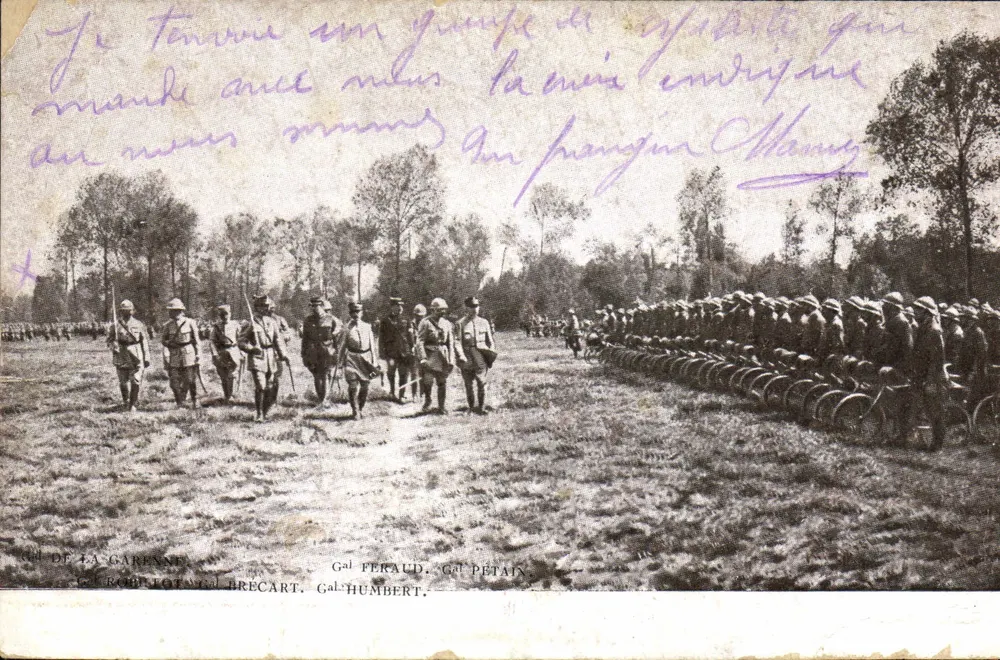 Gruppe von Fahrradfahrern — Militärparade in Manchy — Verlag G. DE LA GARENNE - Vorderseite