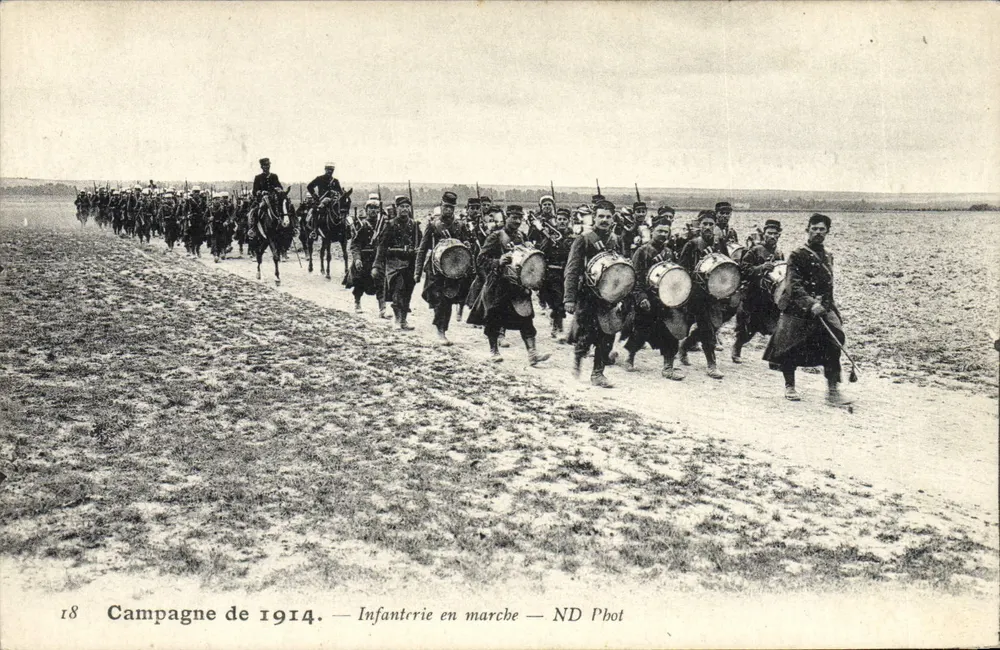 Campanha de 1914 — Infantaria em marcha — ND Phot - Frente