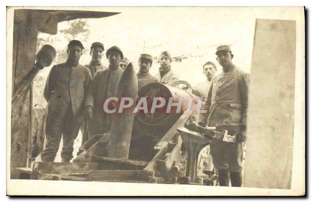 Soldaten um eine 220 mm Stelle — Champagne — Ansichtskarte - Vorderseite