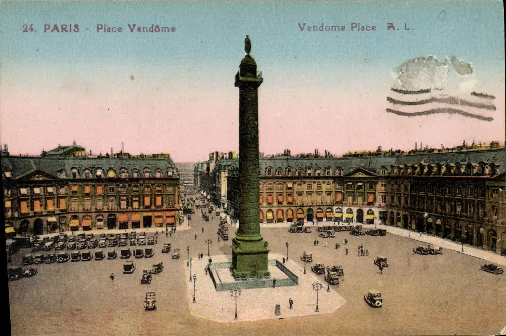 Paris - Praça Vendôme — coluna de Vendôme, carros da época — A.L. n°24 - Frente