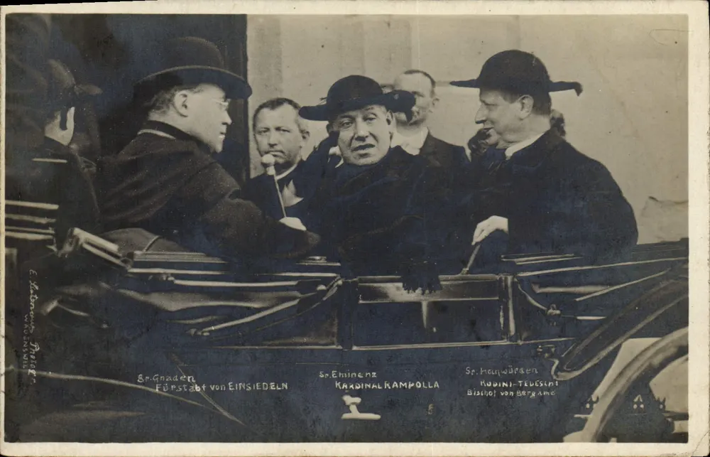 Kardynał Rampolla — Sr. Eminenz Kardynal Rampolla — z Sr. Gnaden Fürstabb von Einsiedeln i Sr. Herrwörden Rodini-Teleschi, Biskupami z Bergamo — E. M. W. Fischer, Wiedeń 1908 - Awers