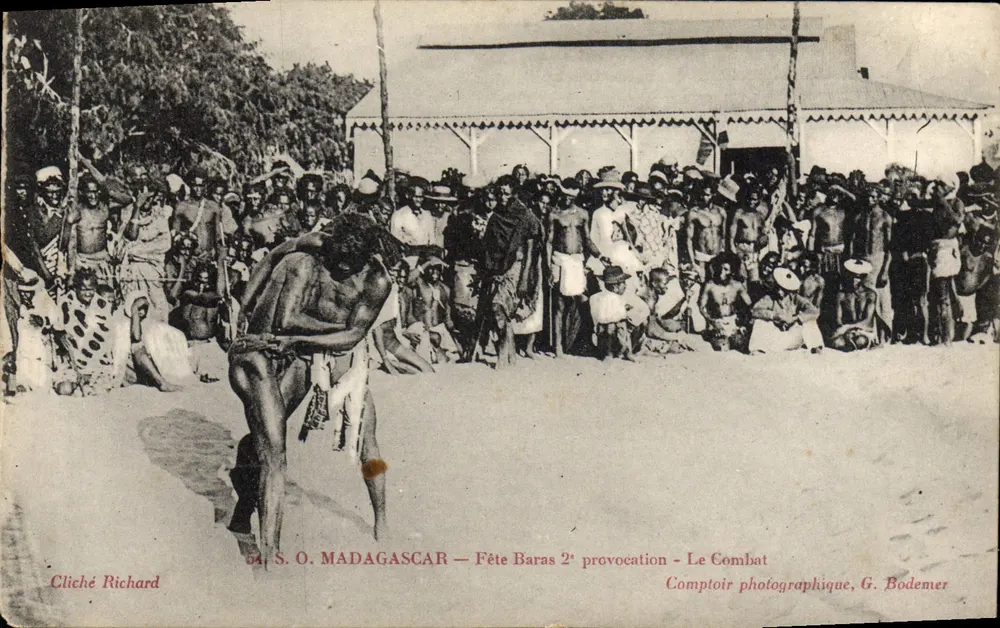 S. O. MADAGASCAR — Fiesta Baras 2° provocación - El Combate — Comptoir fotográfico, G. Bodemer - Anverso