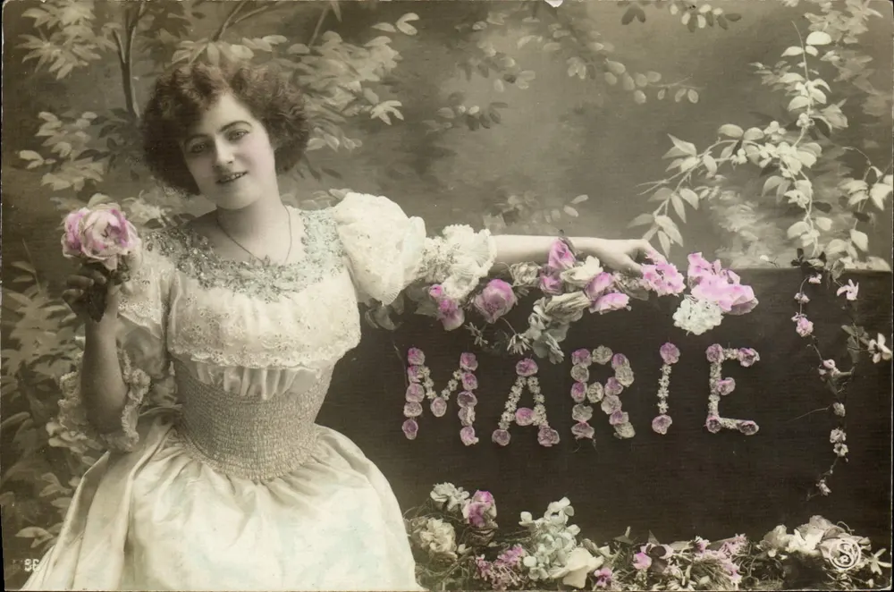 Marie — jovem mulher em vestido de estilo 1900 — editor S.G. (n° 86) - Frente