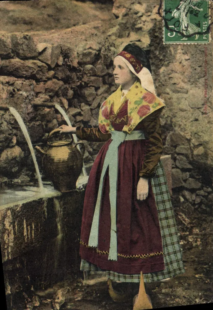 Mulher em traje tradicional — enchendo um recipiente de cobre na fonte — editor 'B. & C. Fournier, Sceaux' n° 347 - Frente