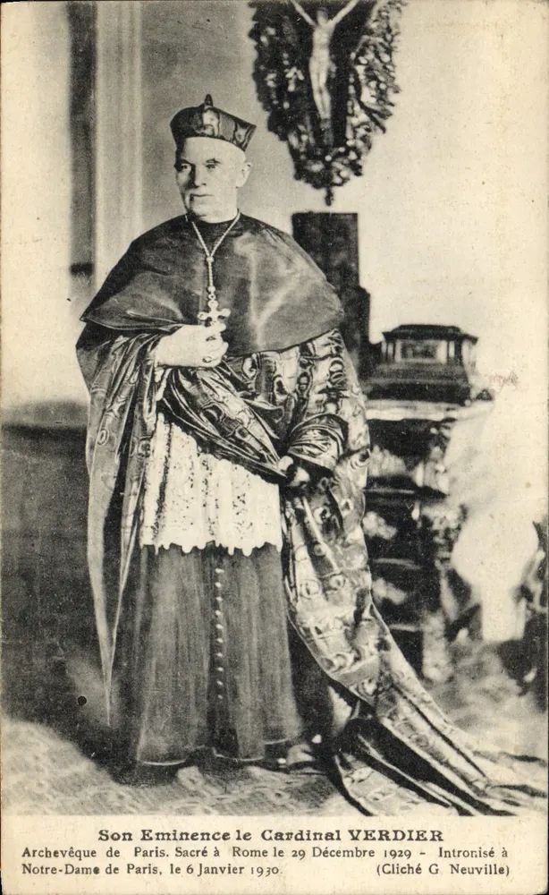 Sua Eminência o Cardeal Verdier — Arcebispo de Paris — Sagrado em Roma em 29 de Dezembro de 1929 — Intronizado na Notre-Dame de Paris em 6 de Janeiro de 1930 — Cliché G. Neuville - Frente