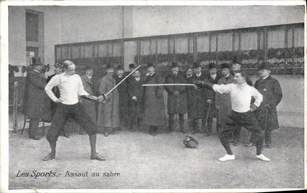 Les Sports.- Assaut au sabre — scène d'assaut au sabre avec spectateurs, éditeur Imp. Émile Pécoud & Cie, Paris - Awers