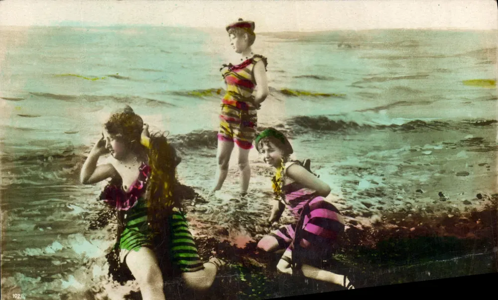 Três jovens meninas em maiôs coloridos — praia — Xene Photographische A.G. Berlin, n° 102/44 - Frente