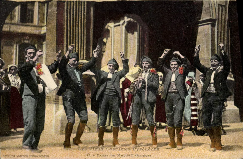 Os Velhos Trajes Pireneus — Dança de Massat (Ariège) — Fototipia Labouché Frères Toulouse - Frente