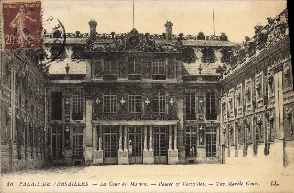 Palace van Versailles — De Marmeren Hof — LL. - Voorkant