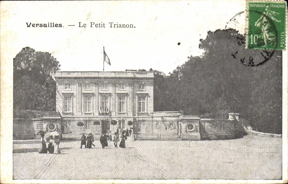 Versailles. — O Petit Trianon. - Frente