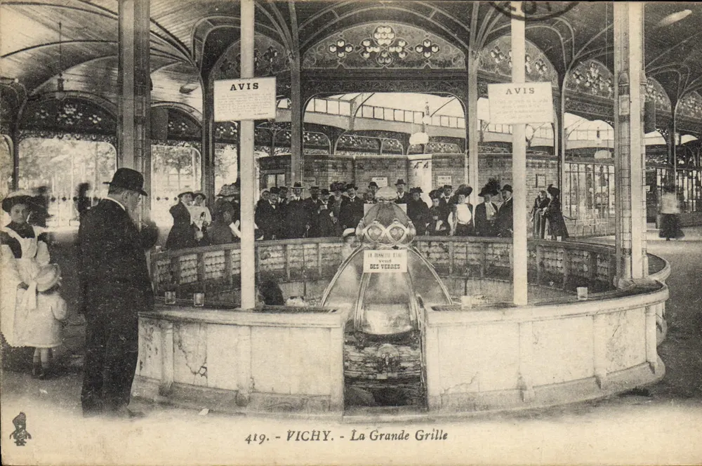 Vichy - La Grande Grille — atracción termal con fuente y visitantes — editor anónimo, n° 419 - Anverso