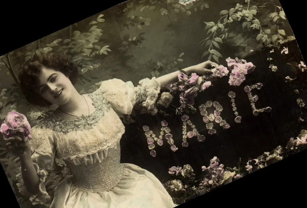 Mulher em vestido de estilo vitoriano — decoração floral com o nome 'MARIE' — editor Union Postale Universelle - Frente