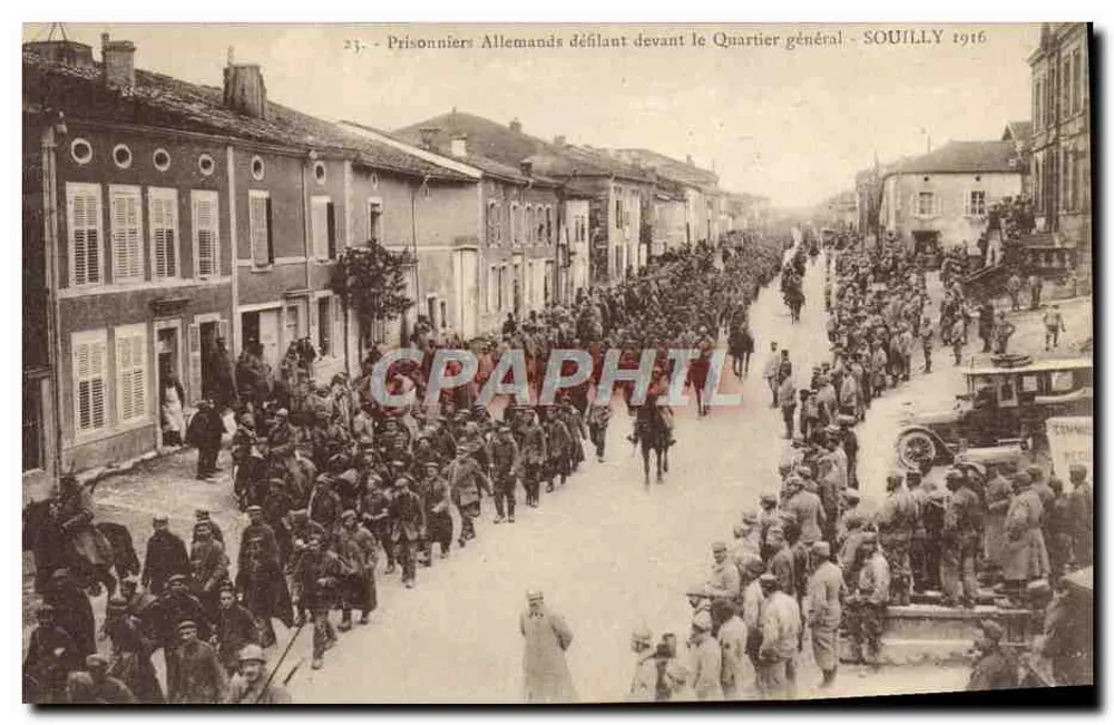 Deutsche Gefangene marschieren vor dem Hauptquartier — SOUILLLY 1916 — Verlag nicht sichtbar - Vorderseite