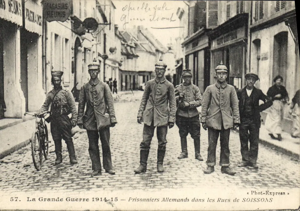 Deutsche Gefangene in den Straßen von SOISSONS — Phot-Express, n°57 - Vorderseite