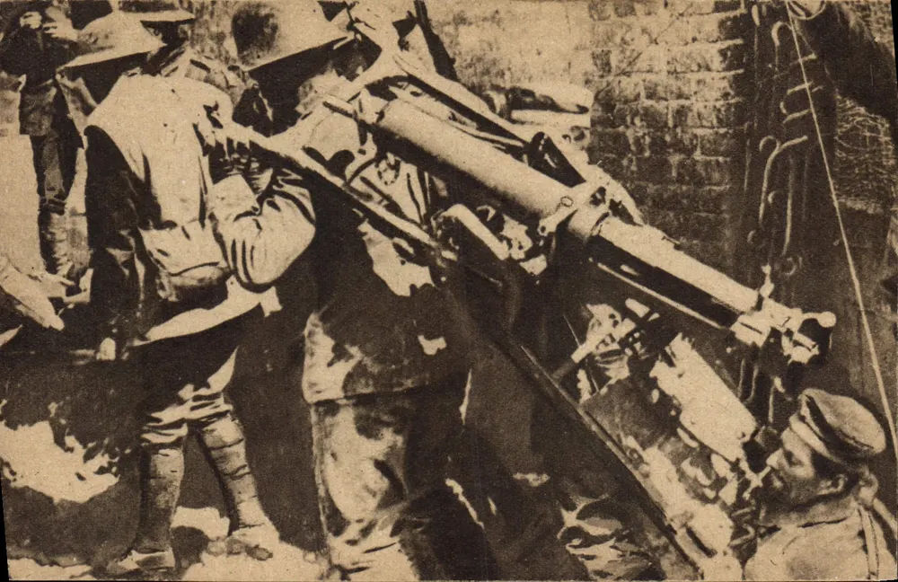Deutsche Soldaten, die Waffen transportieren — Private Sammlung von M. Guyot — Illustrierter Fotograf - Vorderseite