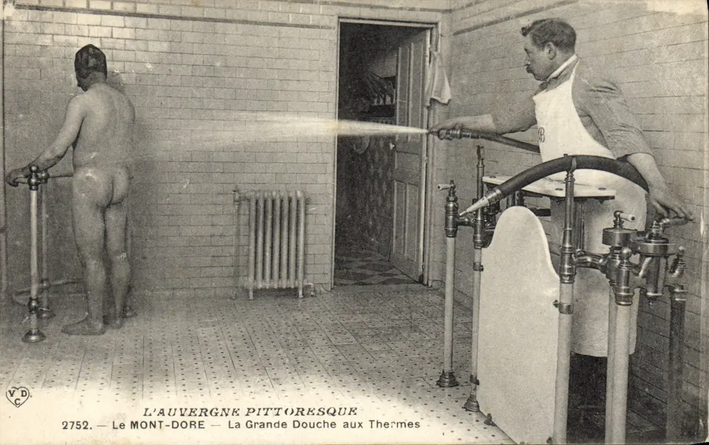 Mount-Dore — Die Große Dusche bei den Thermalbädern — L'Auvergne Pittoresque, n°2752 - Vorderseite