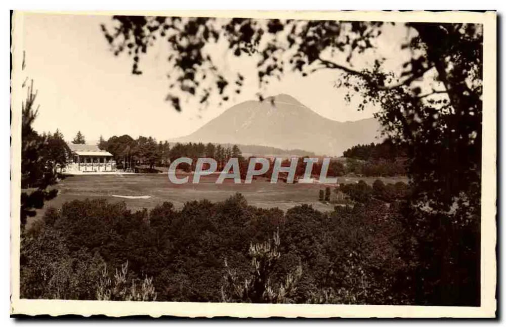Le Puy de Dôme - Ansicht des Golfplatzes Charade — Foto. C. Macon - Vorderseite
