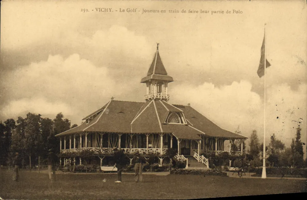 Vichy - Der Golf - Spieler, die ein Polo-Spiel spielen - Vorderseite