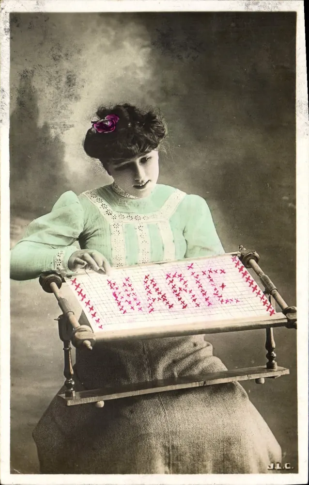 Frau, die den Namen 'MARIE' näht — J.L.C. — Verlag J.L.C. - Vorderseite