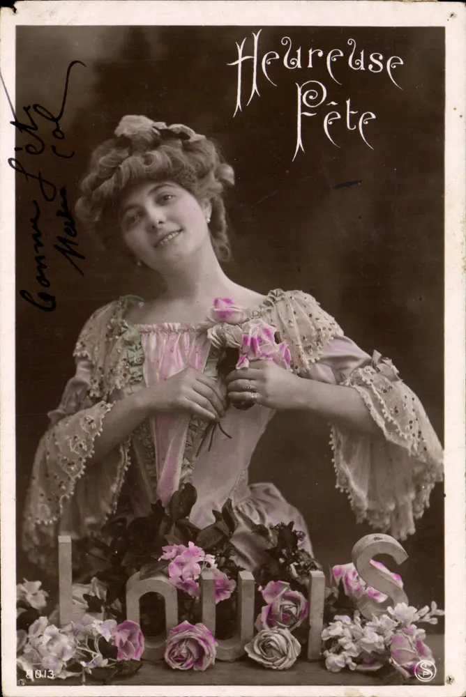Femme en robe ornée — scène de studio avec roses et lettres « LOUIS » — éditeur 'Heureuse Pète' (imprimé sur la carte) - Vorderseite