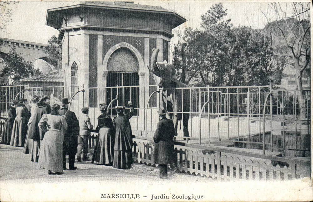 Marseille — Zoologischer Garten — Eingang zum Park mit Elefantenskulptur - Vorderseite